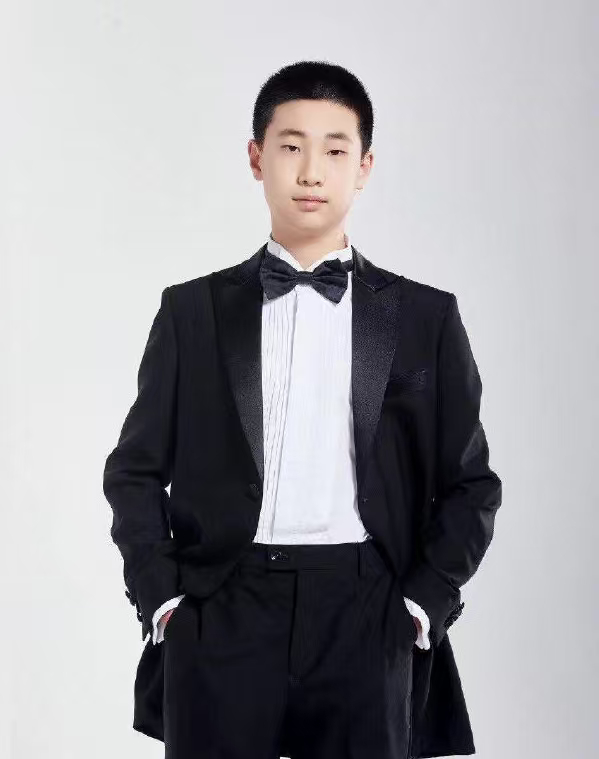 林永健父子俩一模一样15 岁林大竣深耕话剧尝试表演，无论是面部轮廓还是说话神态都