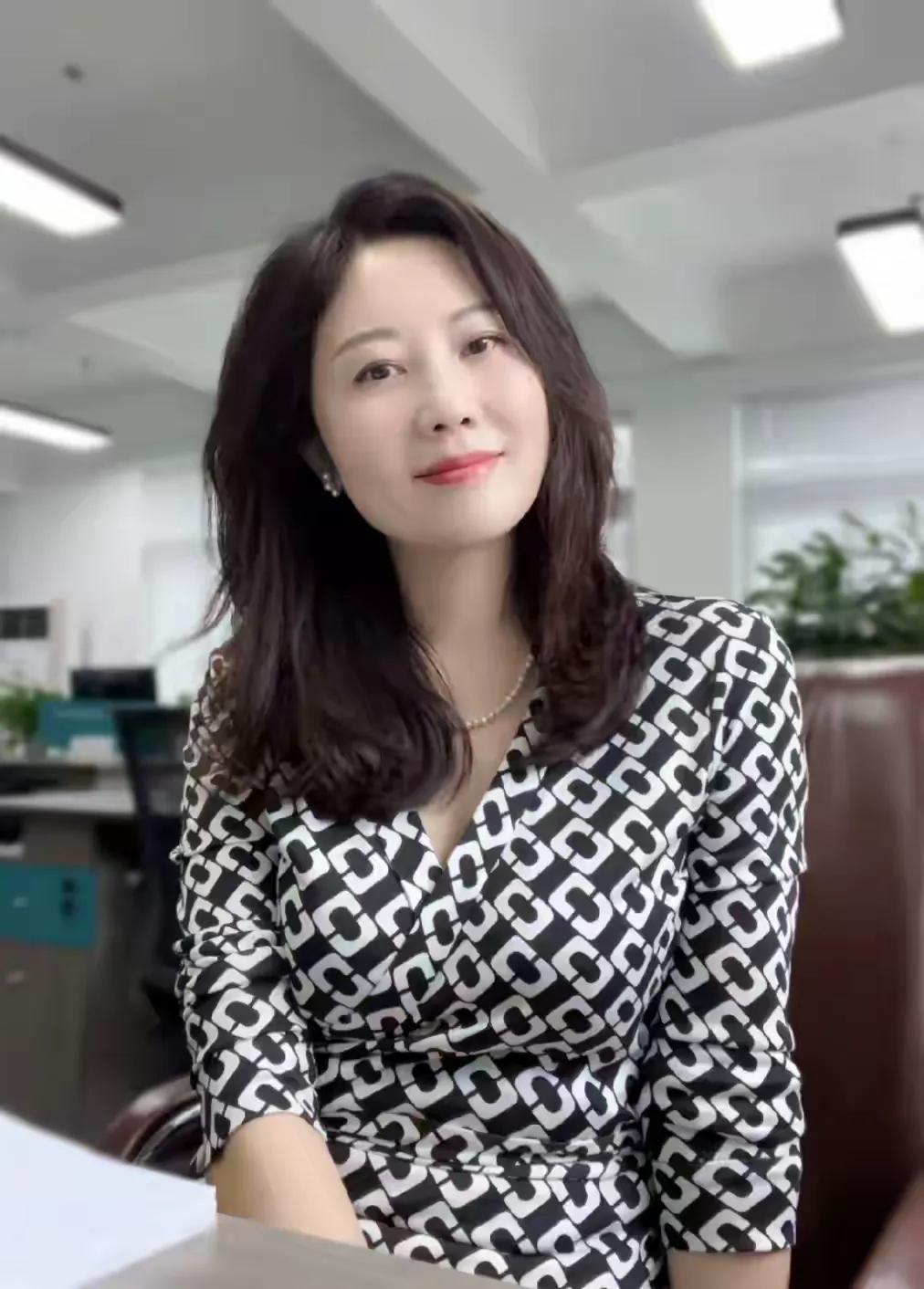 成熟之美愈久弥坚，无惧岁月依然风韵无限。