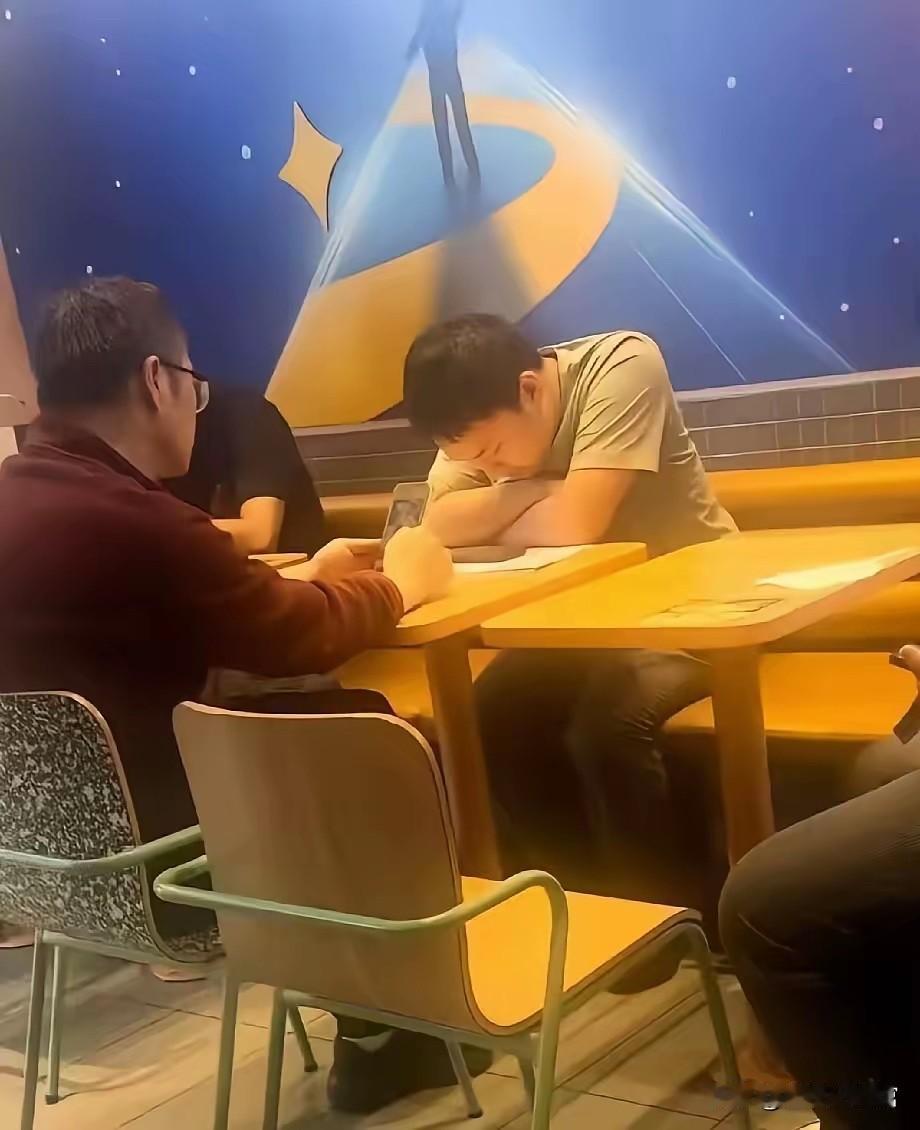 很多人说这位老师是害怕才请学生吃汉堡的，但我更愿意相信，他不是怕学生，而是不忍心