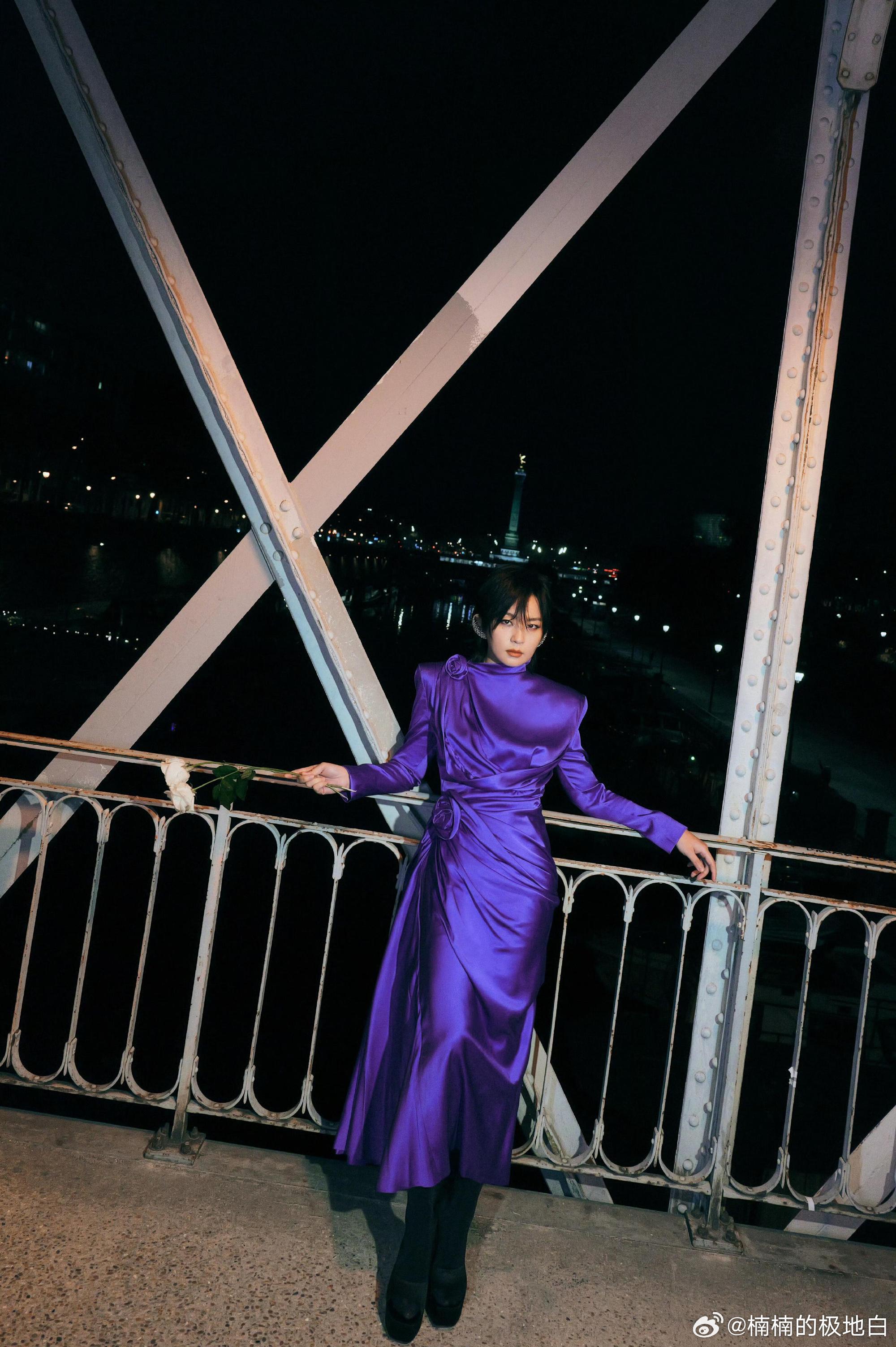 周笔畅巴黎秒变紫薯精周笔畅紫色长裙 昨日内娱西装杀，今日巴黎紫裙仙，周笔畅风格切