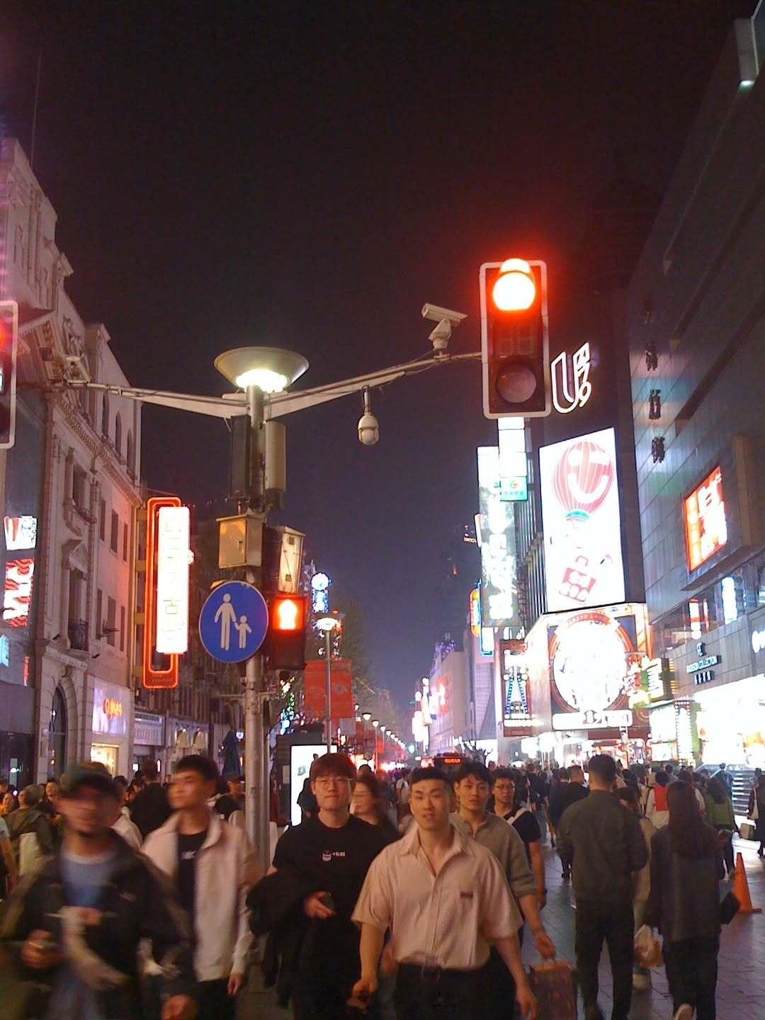 老外拿着初代iPhone 1来中国旅游拍下的照片一个老外拿着初代 iPhone 