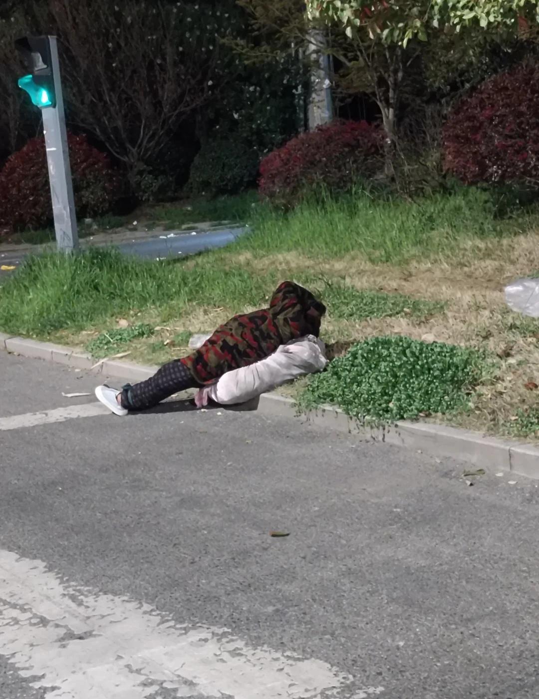 下班的路上，看到一位无依无靠的老人…也没没地方住