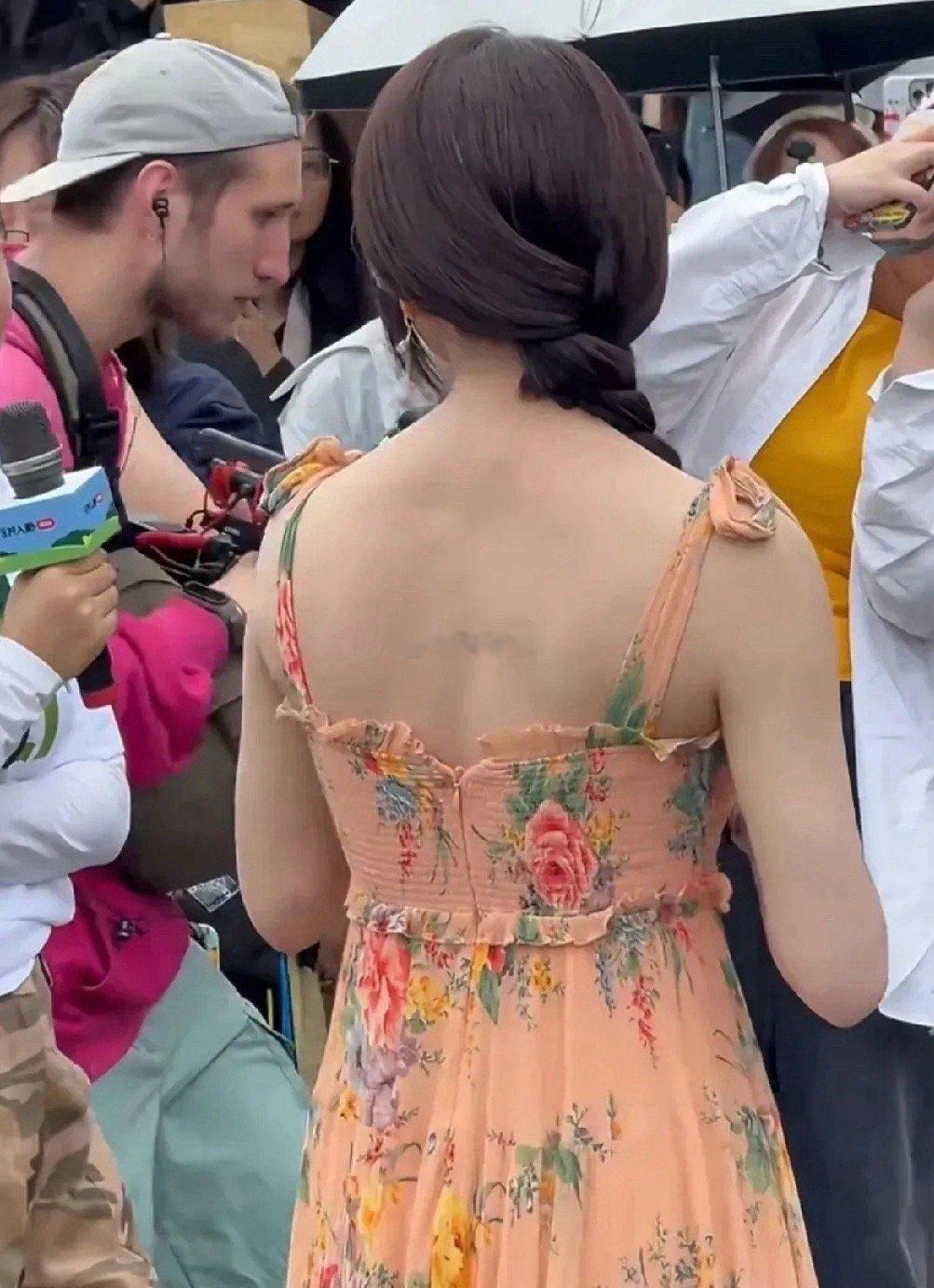 大理偶遇陈妍希，本人一点都不胖，视频看起来肉肉的，感觉像二十多岁的样子，太牛了 
