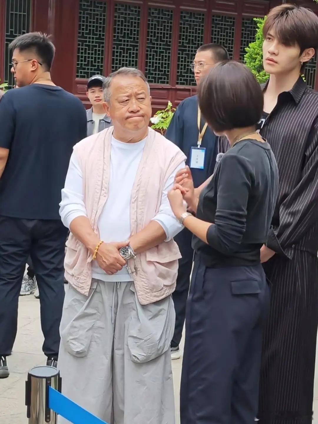 曾志伟现身辽宁大孤山祈福被偶遇，他真人看起来又矮又胖，他的穿衣打扮一言难尽，小肚