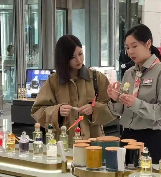 陈妍希逛商场，在一香水店里认真听营业员介绍，还以为明星们用的都是品牌方亲自送到家