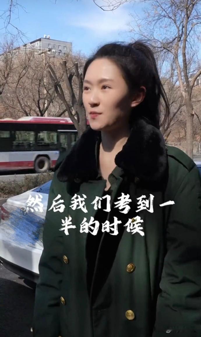 近日，一位参加北京电影学院表演专业复试的考生爆料，称杨幂疑似担任了当天的考官。据
