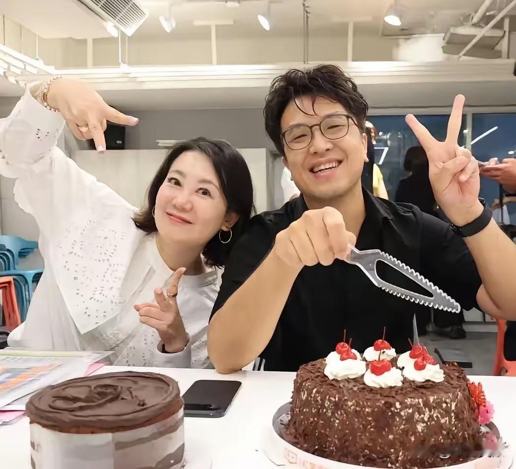 吴思瑶今年56岁，独身;沈伯洋今年44岁，也是独身;但从照片上看都比实际年龄要年