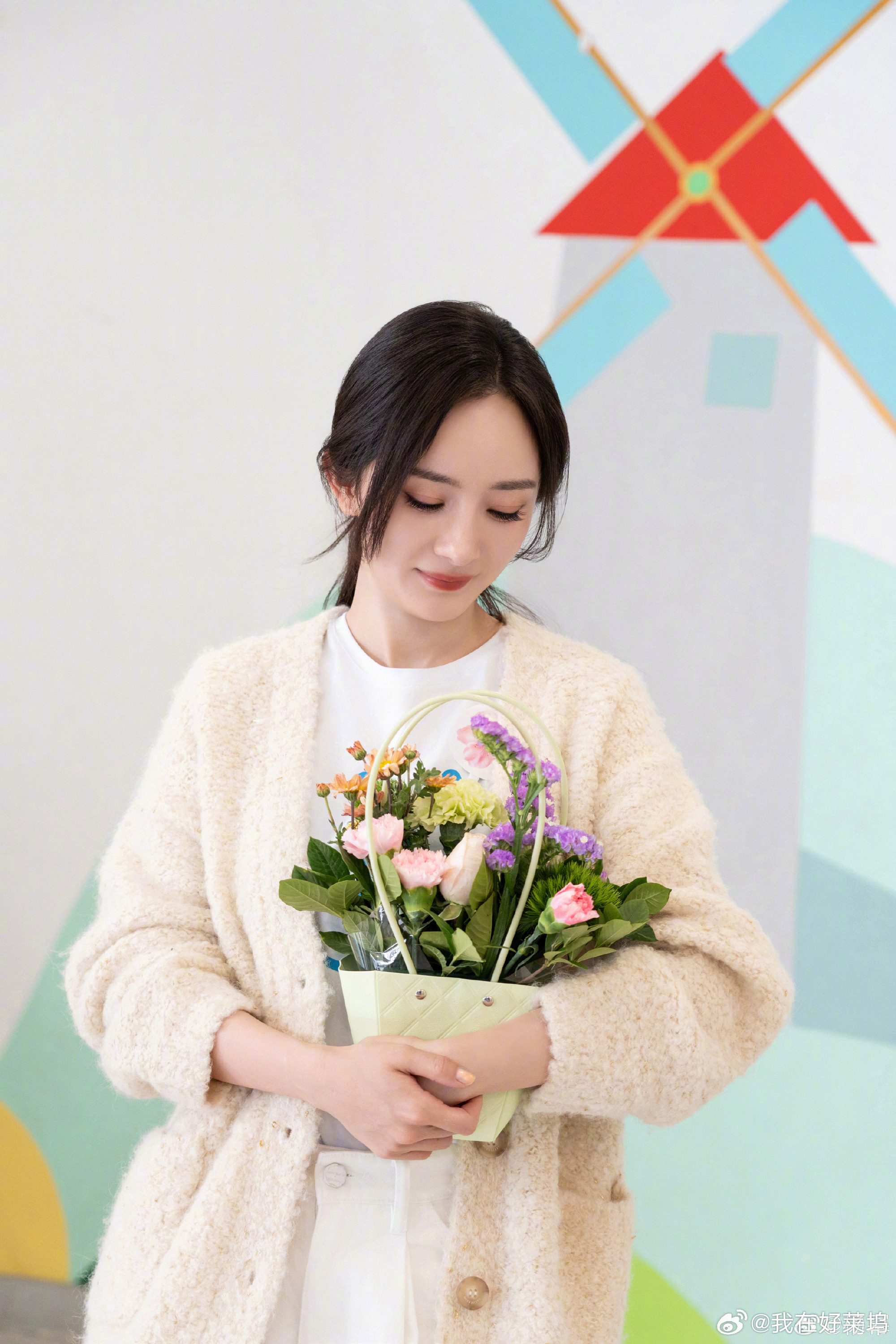 杨幂入围百花奖最佳女配角百花奖入围名单恭喜杨幂入围本届百花奖最佳女配角，荧幕上每