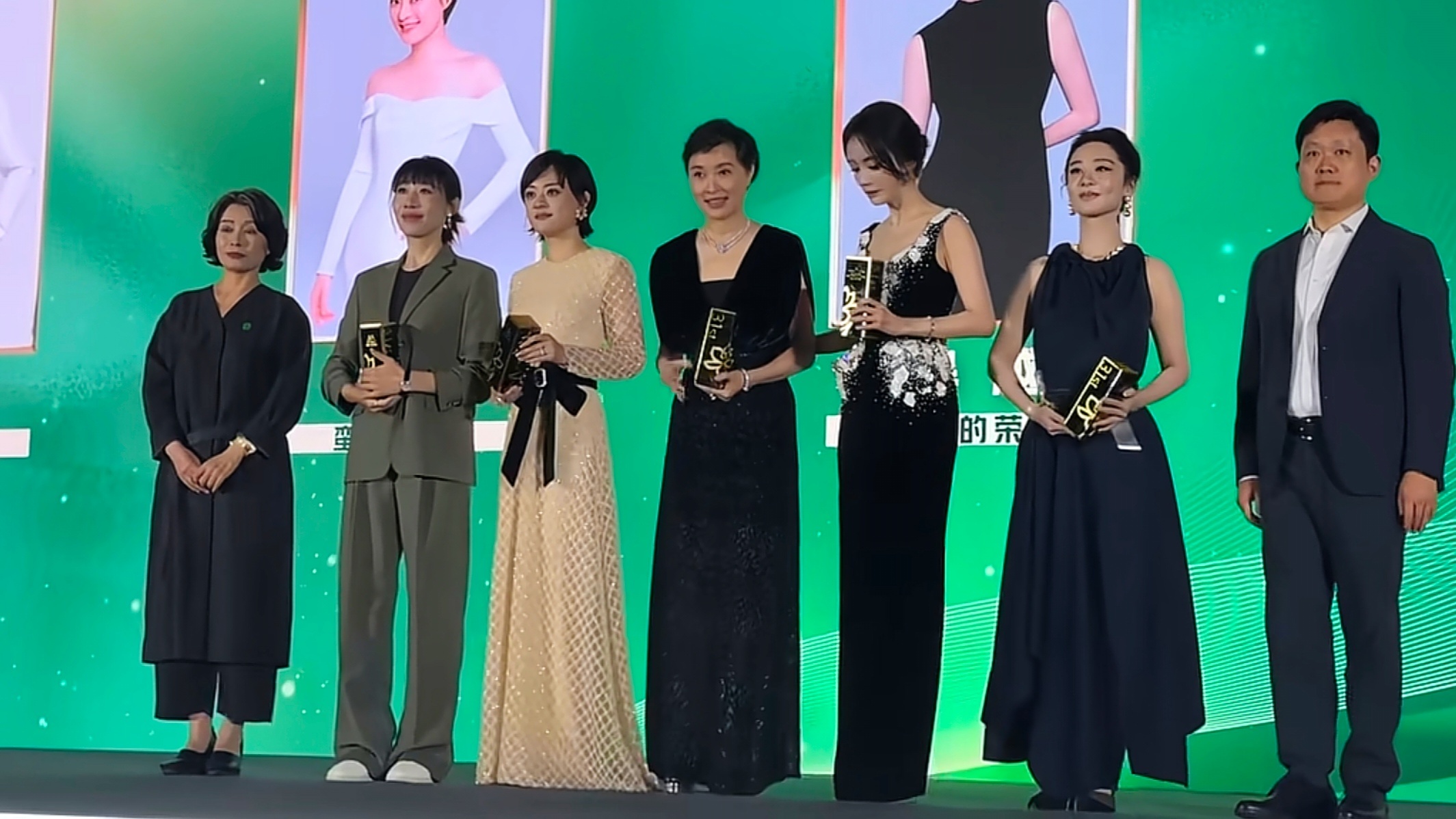 我觉得这届白玉兰最有意思的不是谁拿了奖，而是拿奖之后全网炸出来的分裂感！杨紫成了