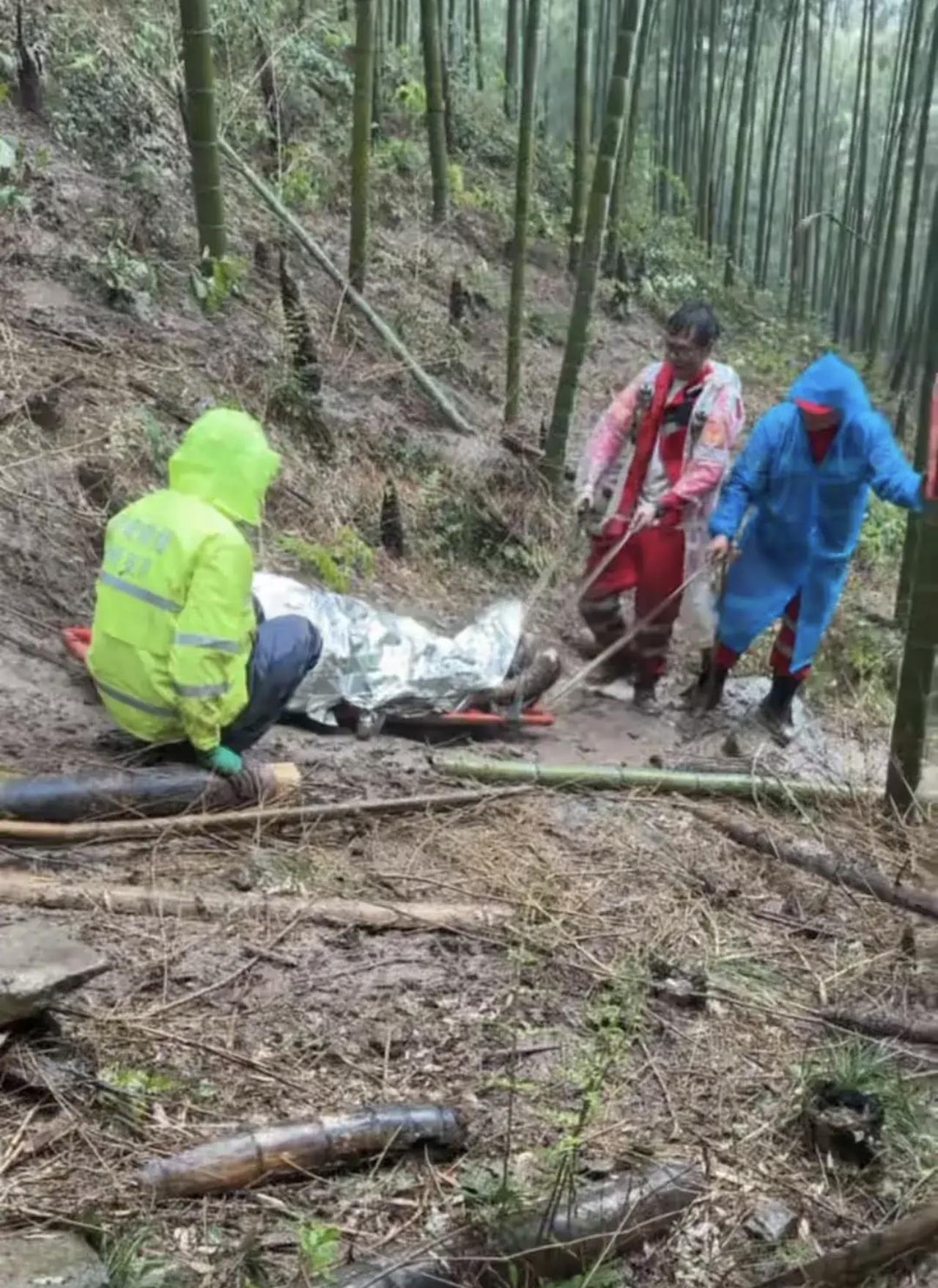 太揪心！都江堰赵公山发现一具遗体，发现时已离世多日面目难辨。

4月11日下午，