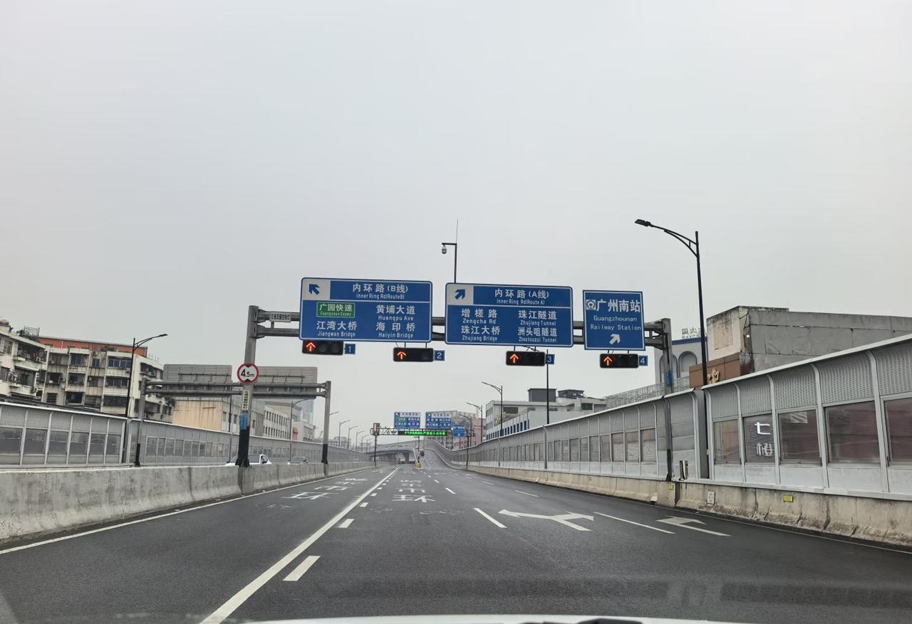 哪个大聪明想出来的在内环加个红绿灯
突然多出这个红绿灯，原本挺顺畅的路立马堵了。