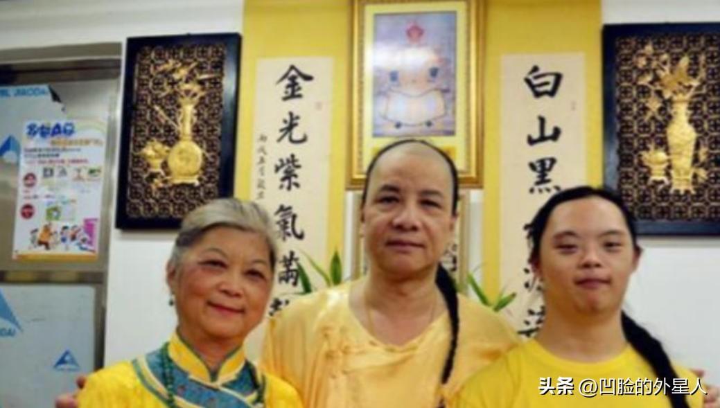 “把故宫还给我家”！2005年，多尔衮10世孙在火车站大闹，要求国家归还故宫。