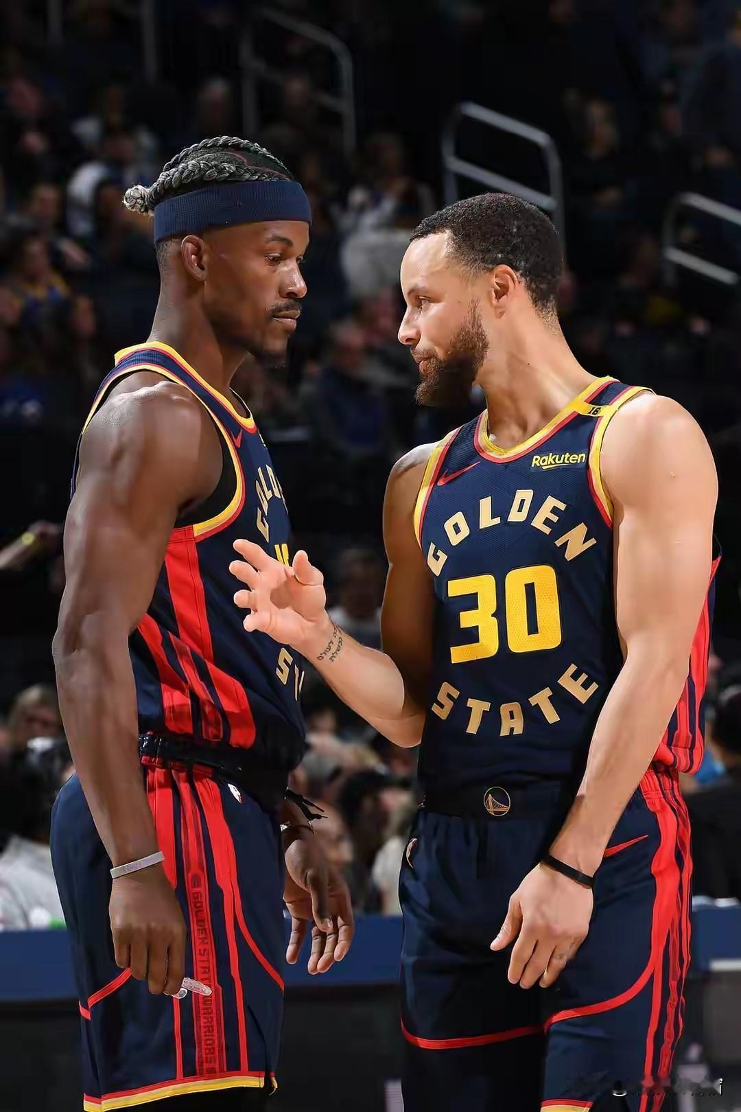 我勇也太惨了。库里、巴特勒因伤缺阵，我勇一帮边角料角色球员客场挑战 76 人。半