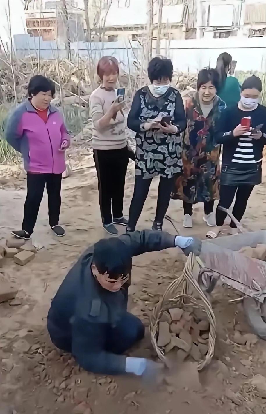 很多人围绕大衣哥这张照片来说炒作，其实都是嫉妒心作祟。如果你细心查看一下周遭的生