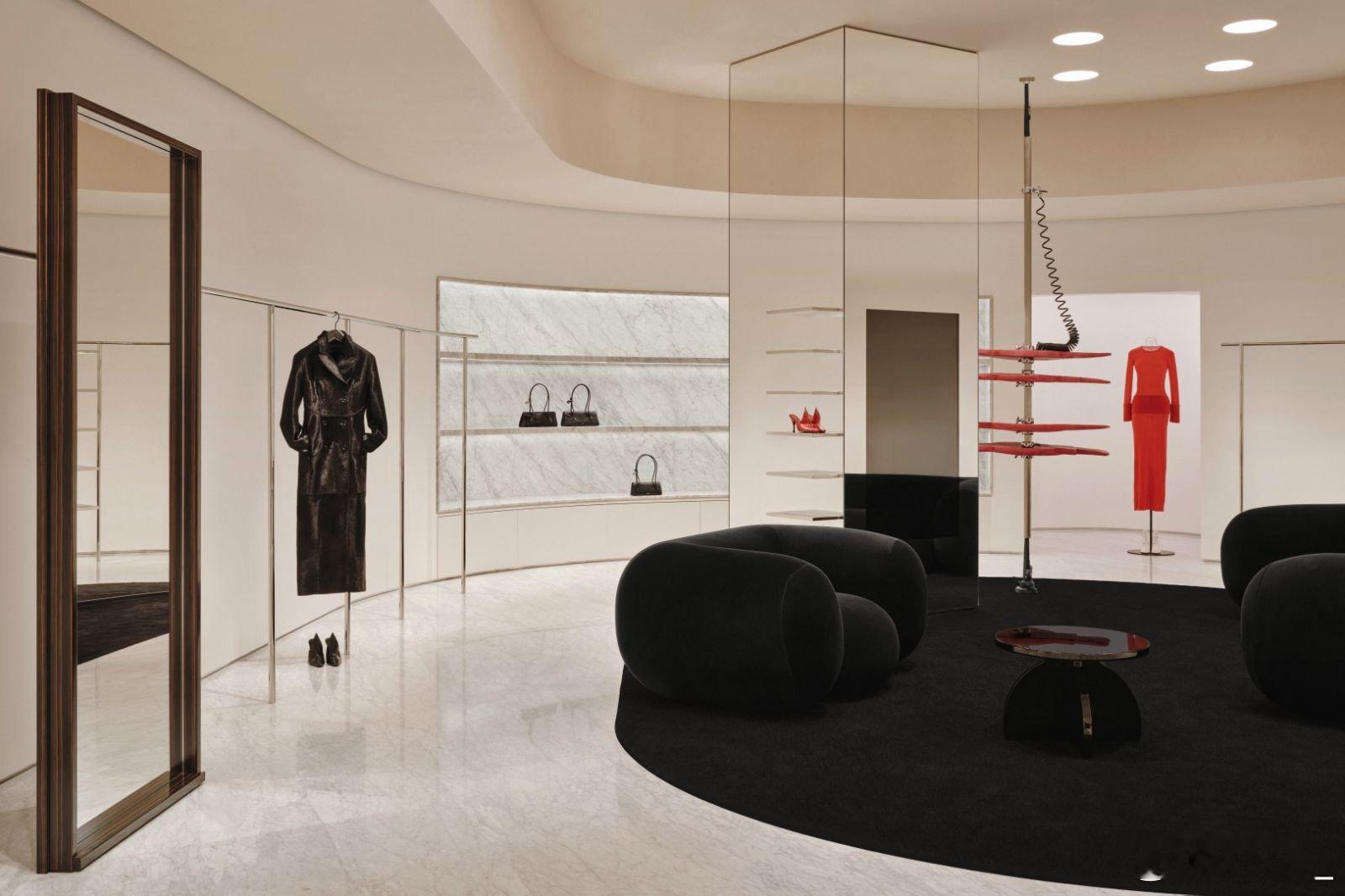 ALAÏA欣然宣布品牌位于上海恒隆广场的精品店正式迁址至商场三层，以全新空间焕新