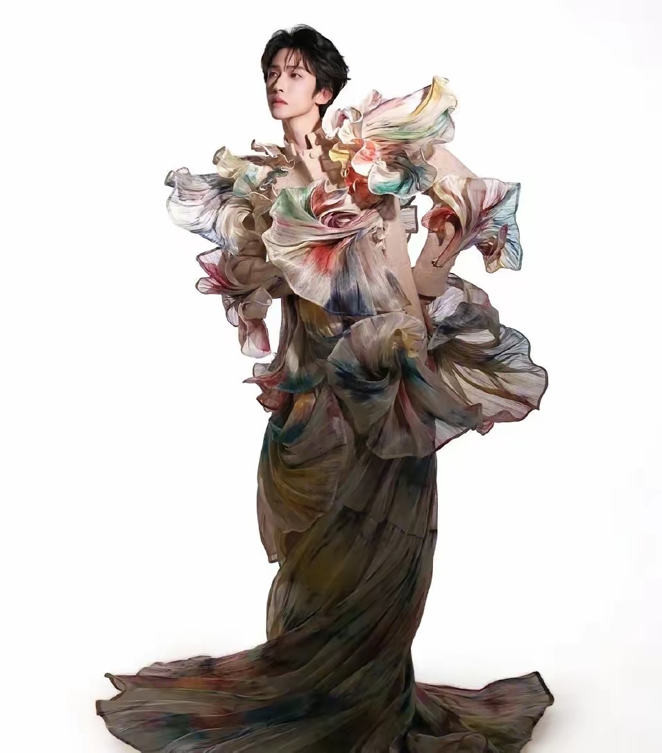 家人们谁懂啊！这些男明星的晚会造型简直槽点满满。成毅一出场，粉丝就开始吹彩虹屁，