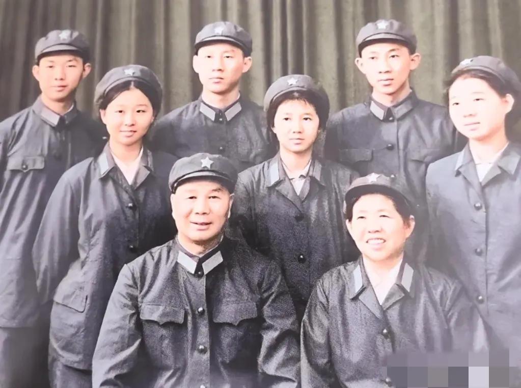 这位开国上将人生太圆满，妻子一连生下十个孩子，三个子女后来都当上将军。
 
在新