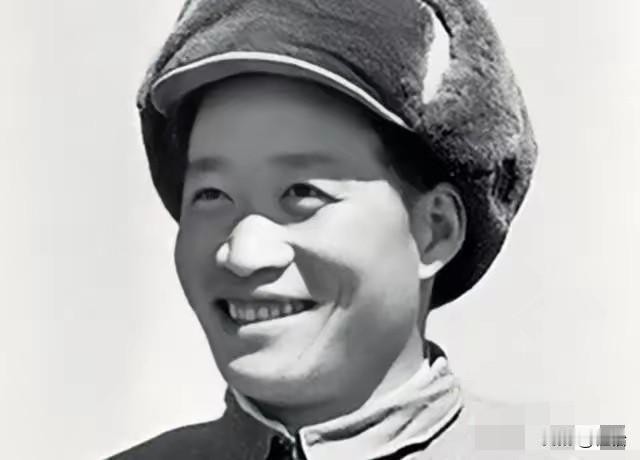 抗美援朝时，杨育才推开白虎团会议室的大门，房间灯火通明，70多个南朝鲜军官正在开