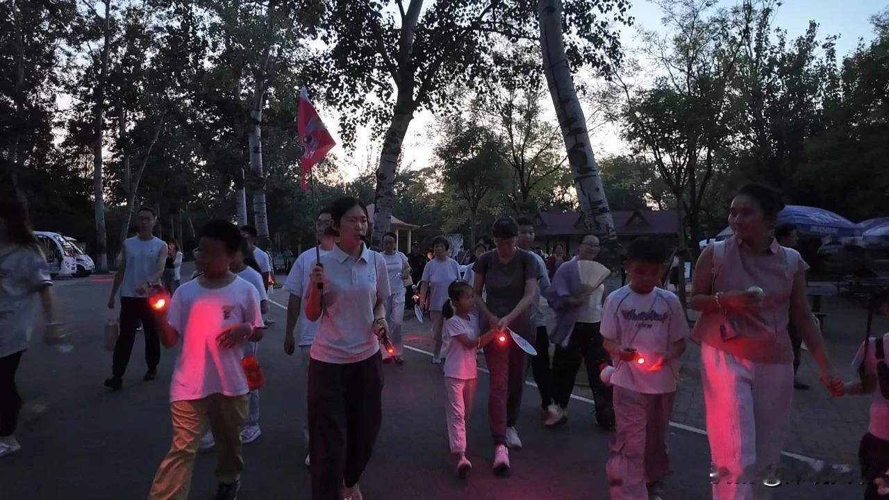天津动物园的夜场这回可是真火了，8月8日晚首次推出的暑期夜游专场直接全部报满，连