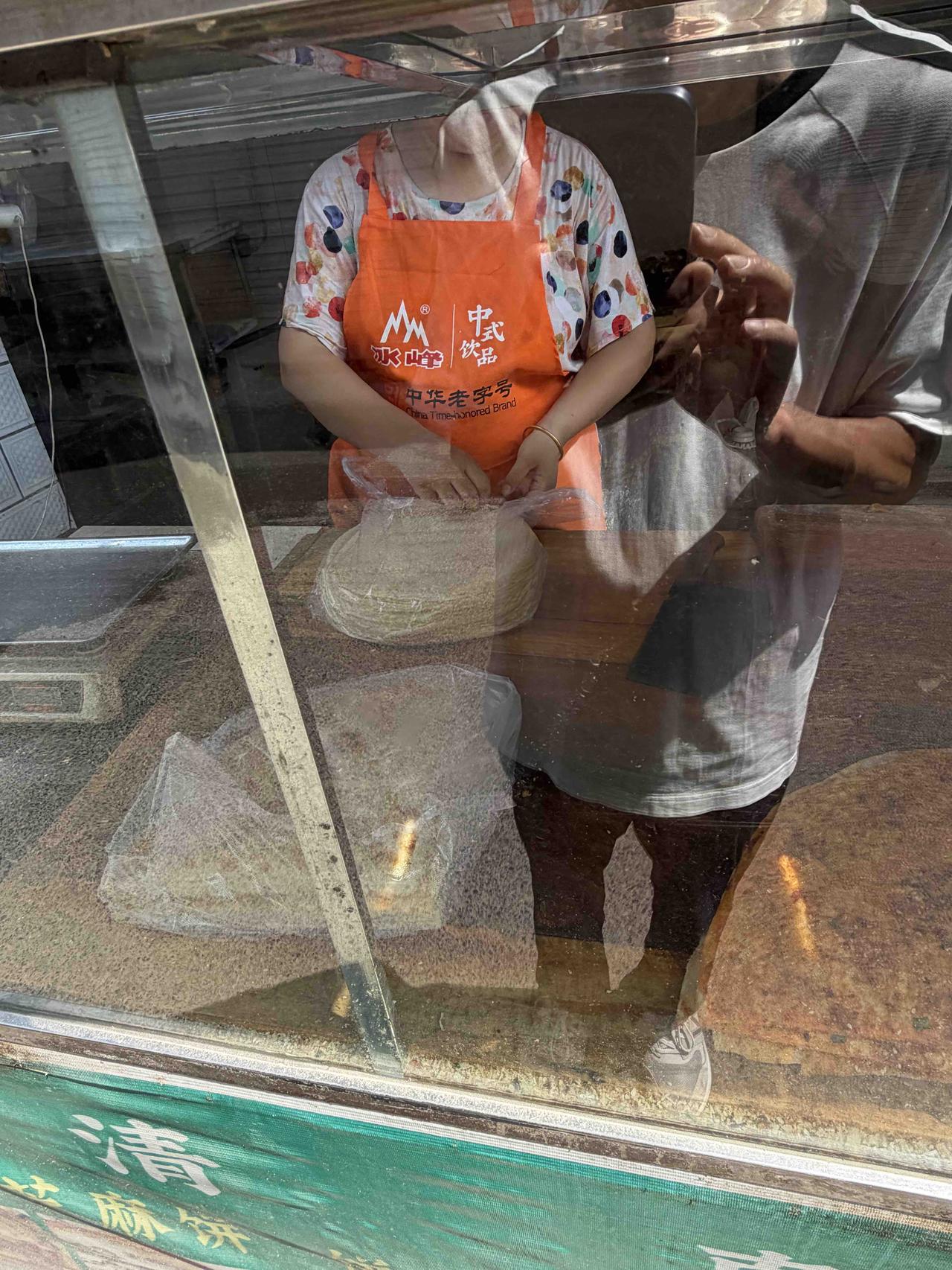 今天上午，我路过西安香米园西巷，看到一家店售卖煎饼，一张一块钱，就买了四张，中午