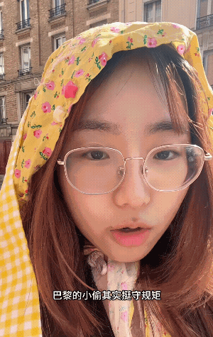 一位女博主在巴林旅游，差点被小偷偷走手机。幸好她反应快，一把抓住小偷的手。尴尬的