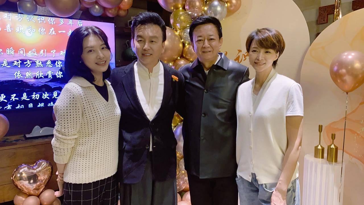 董卿久违露面！和老同事周涛、张泽群、朱军同框小聚，4位央视名嘴一起合影，状态超好
