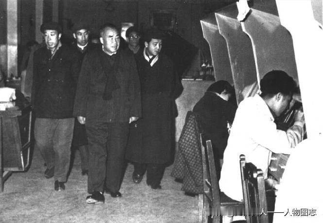 1959年11月23日.朱德视察北京新华印刷厂。