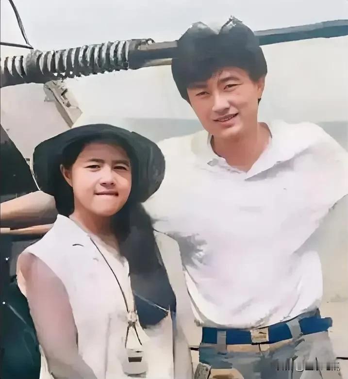 年轻时的刘纯燕和王宁特别般配，刘纯燕年轻的时候很漂亮、很温柔，五官秀美，披着长发