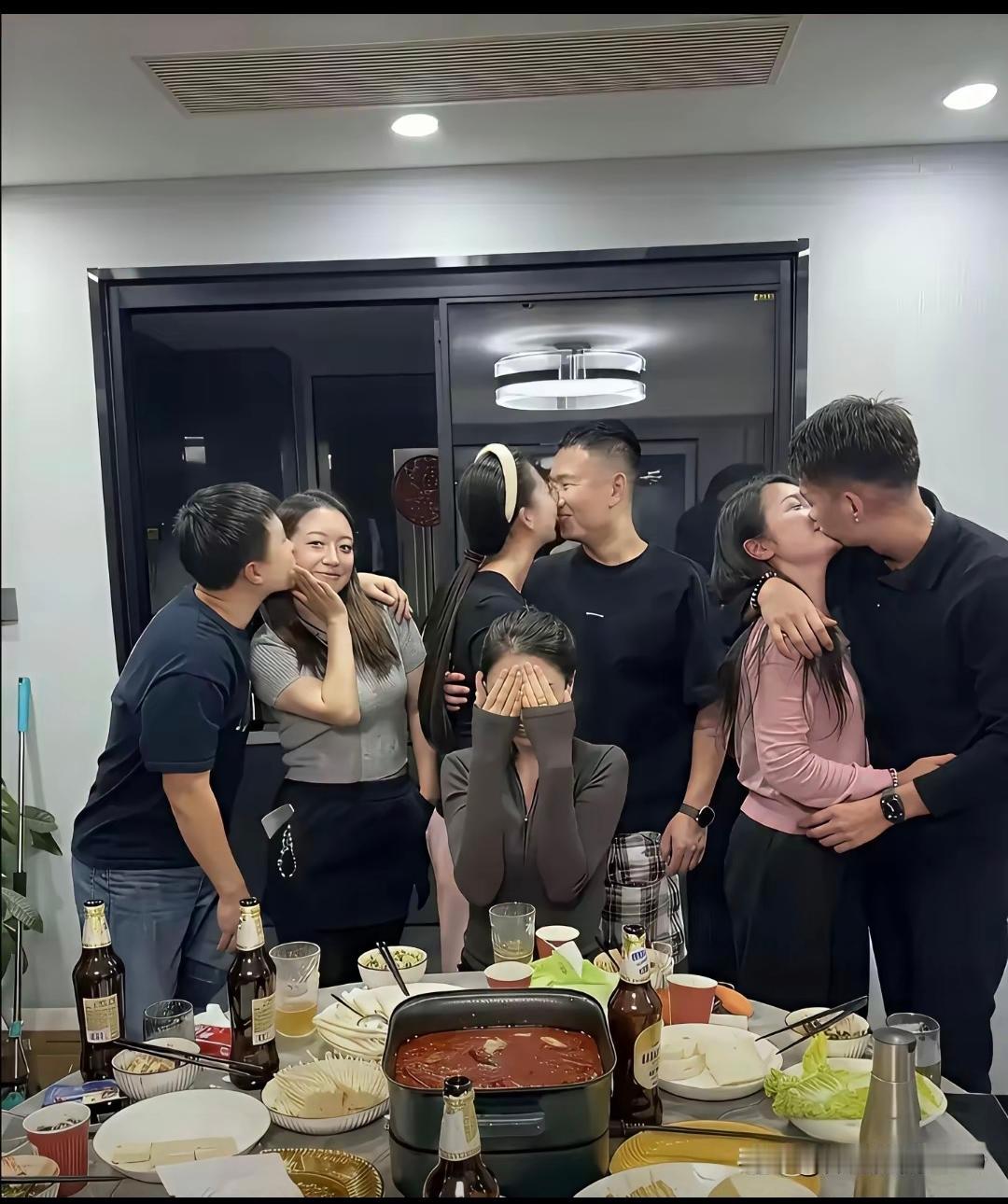 我1955年生人，77年参加高考，有高中同学，大学同学，也经常和高中同学聚会、大