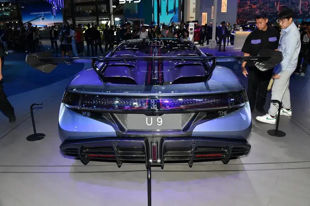 作为仰望品牌全新推出的电动车型，U9将于2月25日正式上市。这款车型不仅搭载了云
