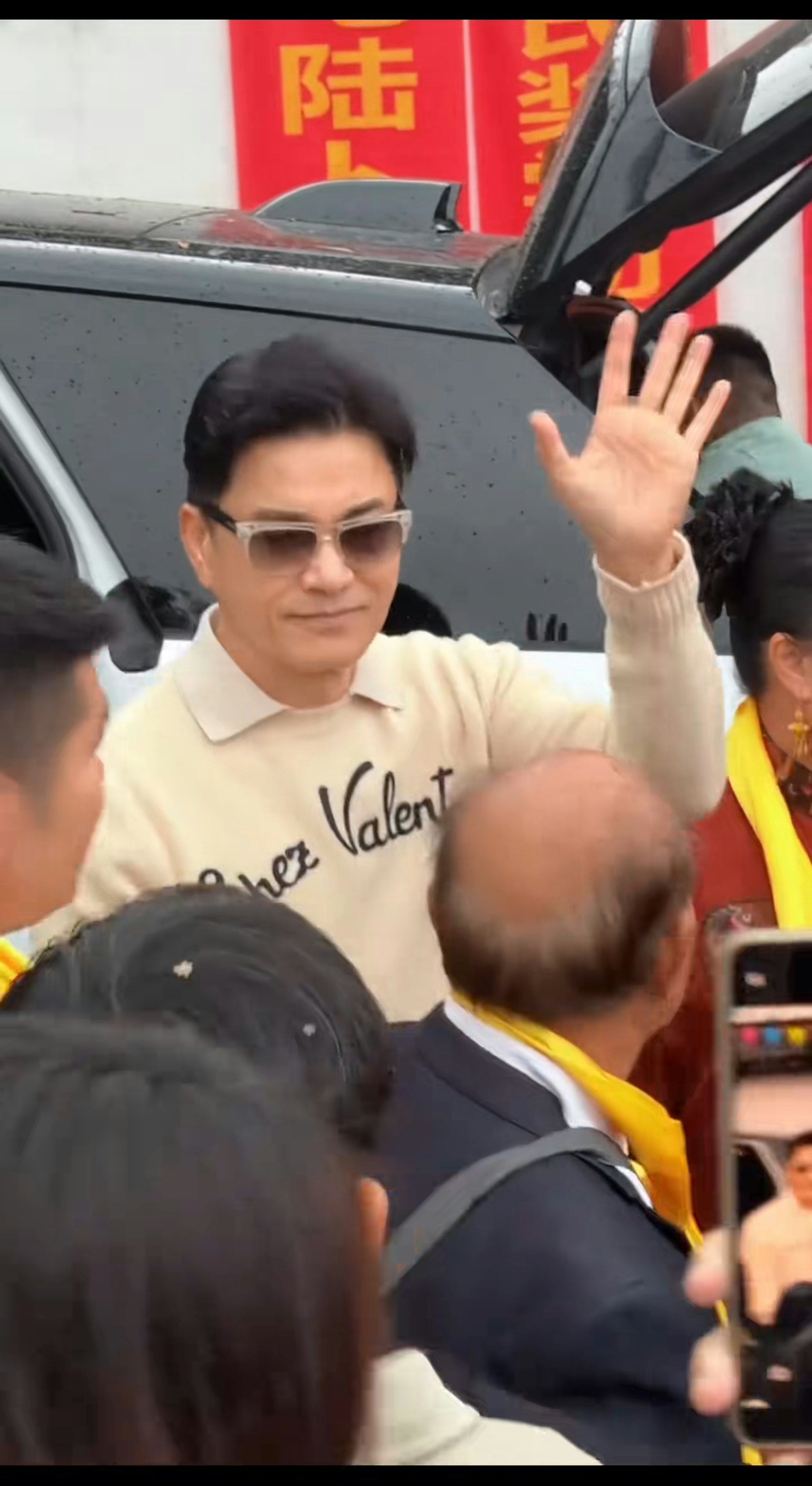 吕良伟带儿子回广西祭祖，场面非常热闹。据悉，吕家始祖当年从福建迁居到广西陆川，后