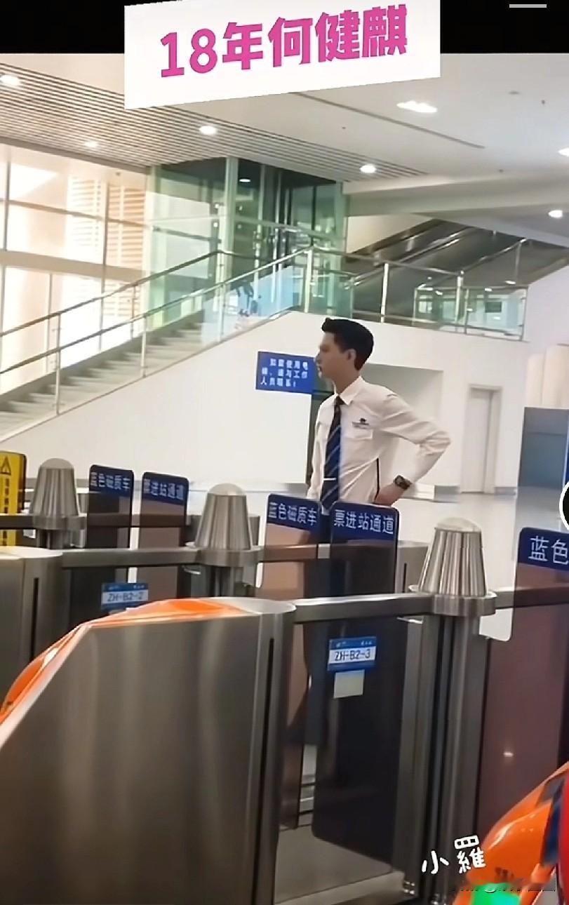 这是不是唯一一个出道前比出道后还帅的[奸笑]
那会儿身材刚刚好，现在太瘦了，感觉