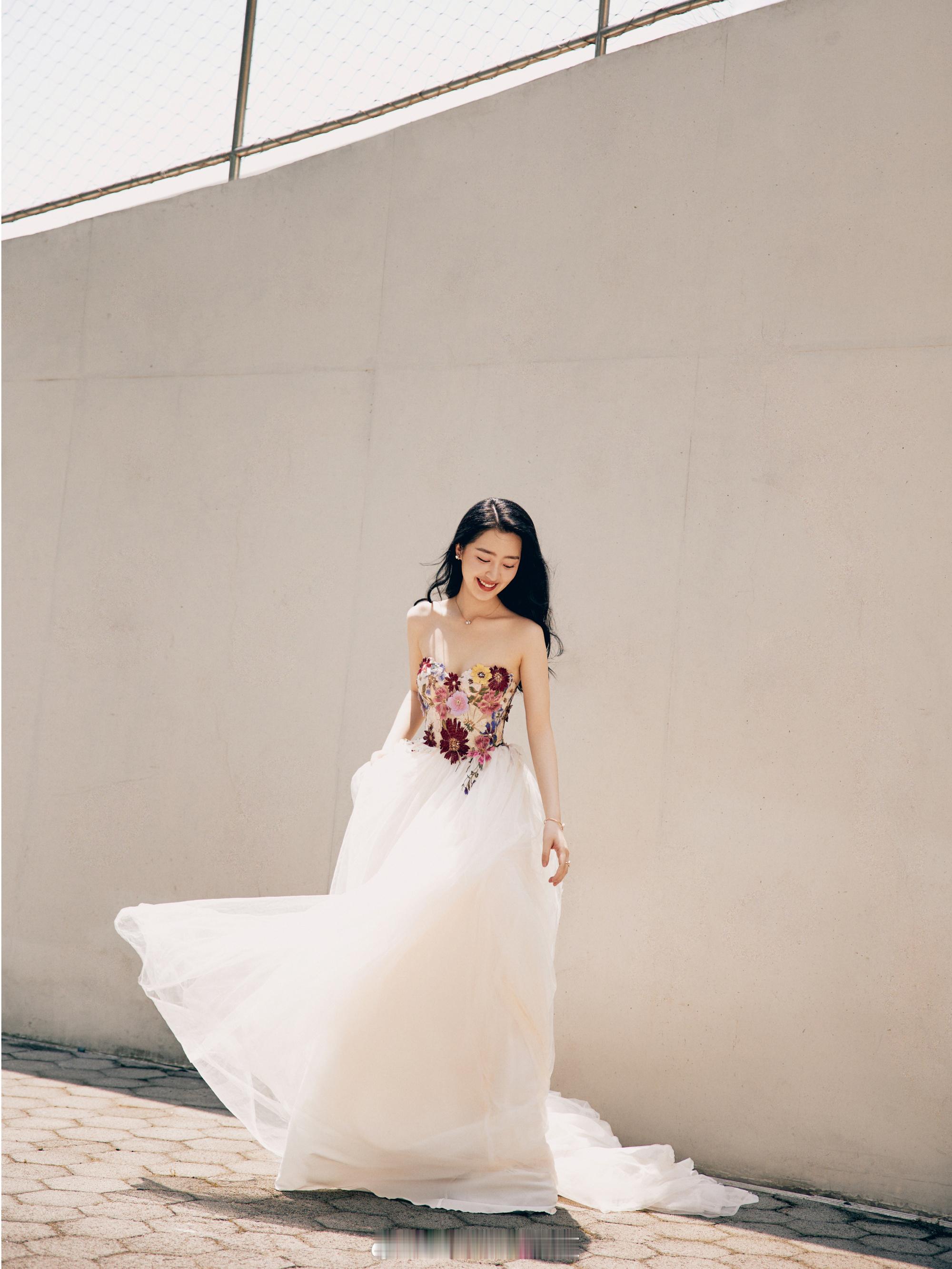 邓恩熙鲜花礼服裙 