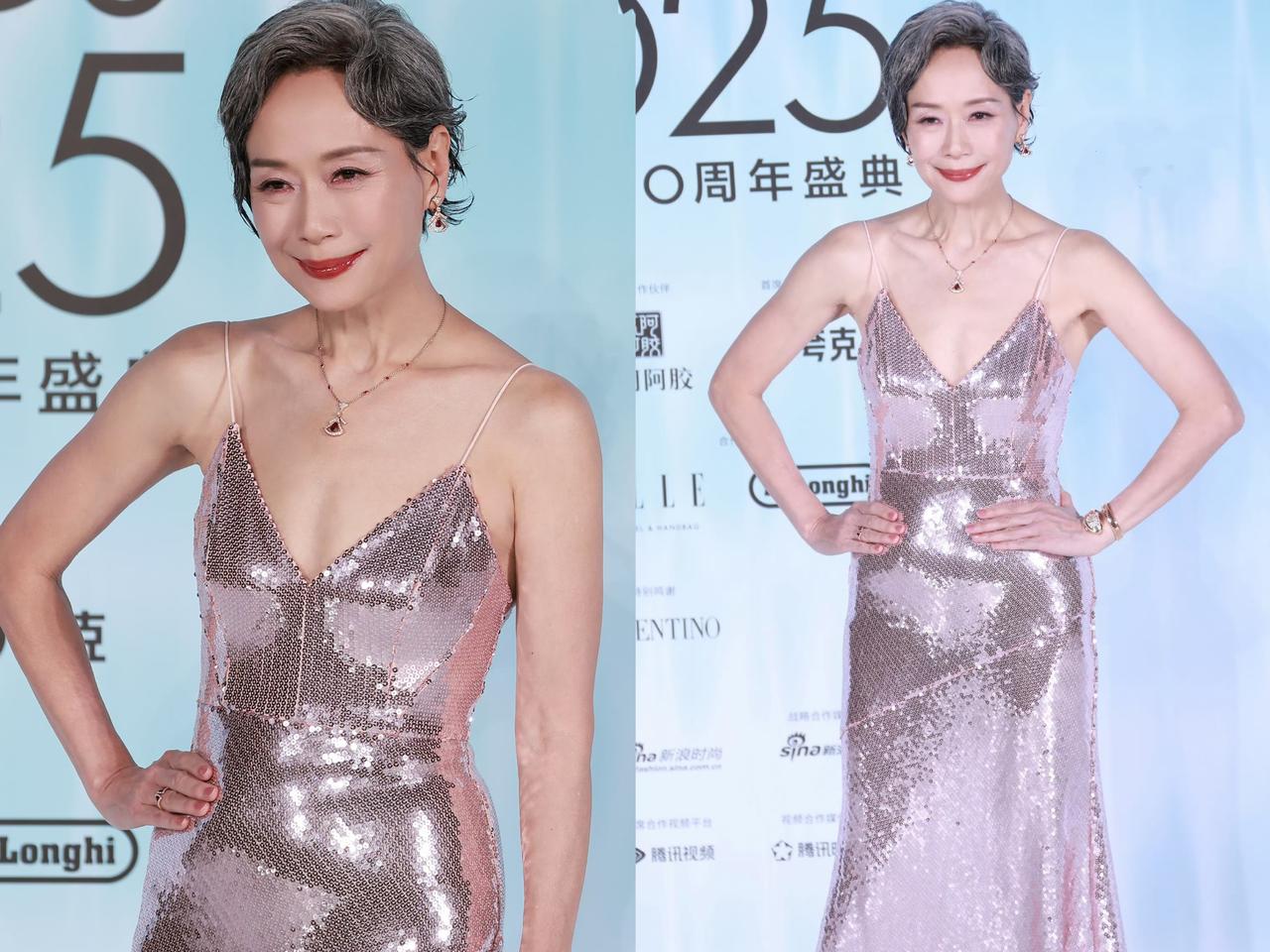 谁说年纪大的女星不适合穿露肩露胳膊的礼服？
看看ELLE盛典上62岁的叶童就知道