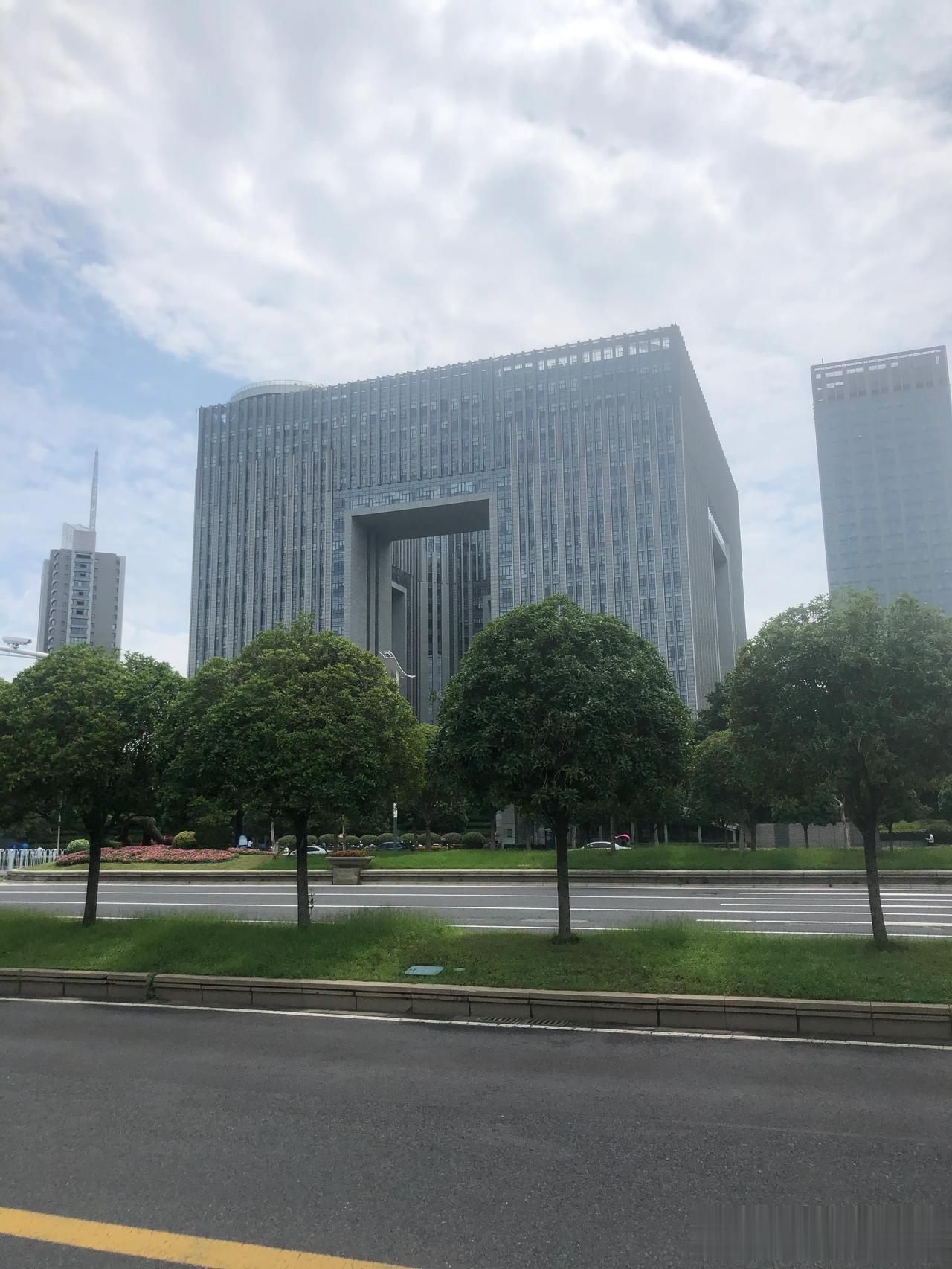天高云淡，蓝天白云，雨后的奥体天空格外晴朗！[耶][耶]      