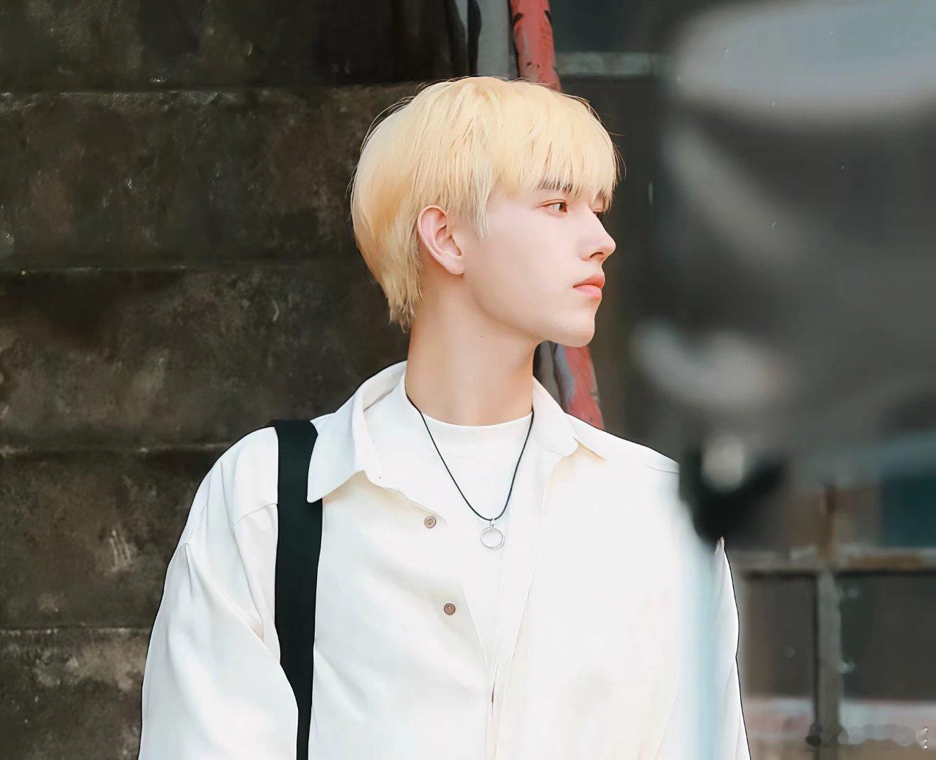 陈飞宇戏路纯真年代的爱情 陈飞宇在纯真年代的爱情里把氛围感拉满了，那种青涩的喜欢