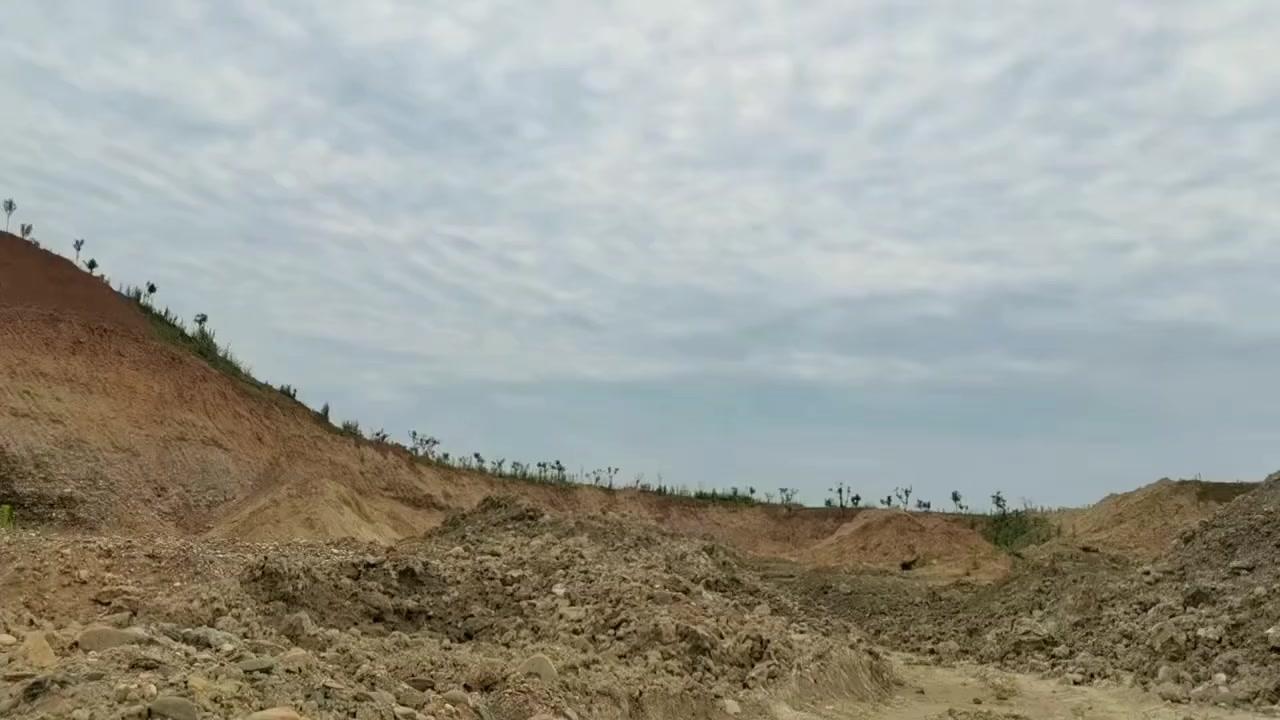 老河床又来捡石！今天运气挺好，刚扒拉出这块石头就感觉沉甸甸的，虽然没带磁铁也没清