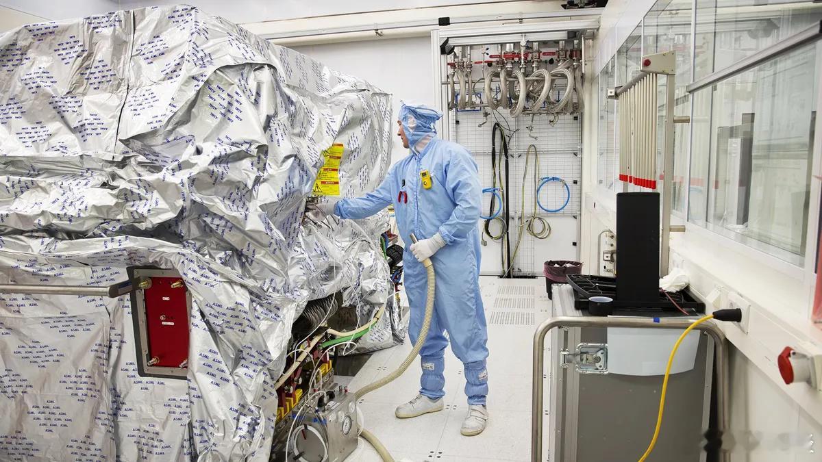 【据新书披露，ASML公司涉嫌为美国监视中国，在打破限制向中国销售深紫外光刻机的