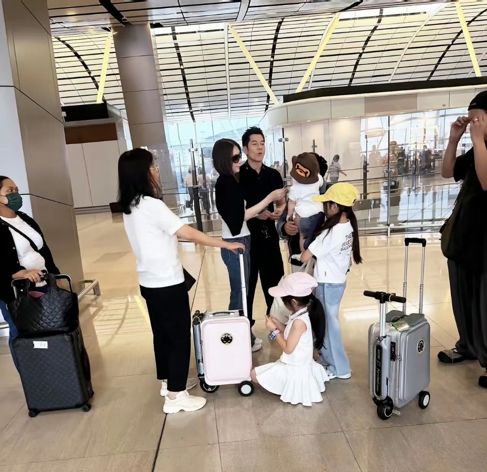 郭富城方媛一家五口出行太幸福了 一家五口出行 看着状态都不错郭富城