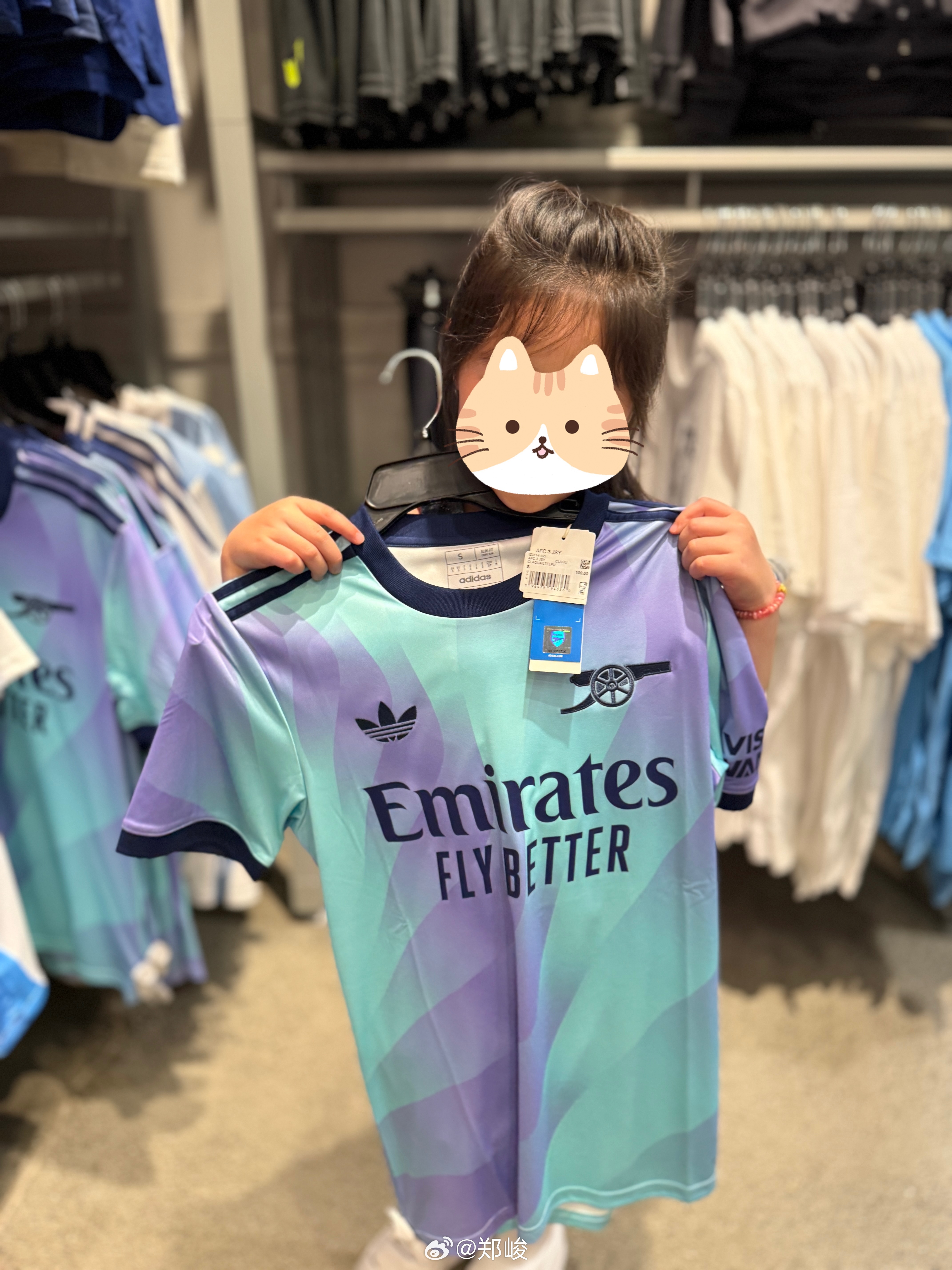 让她自己选衣服，居然选了这件[苦涩][苦涩][苦涩]上面那排就是曼联球衣，都不看