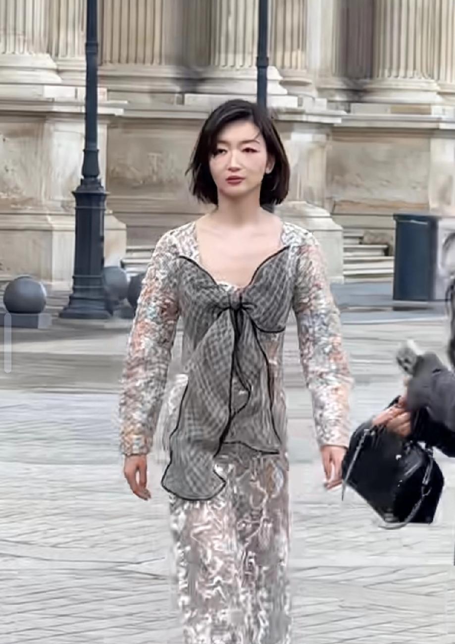 周冬雨走的这两步，直接把骨瘦如柴走出了虎背熊腰的效果。

不知道哪个天才来了一句