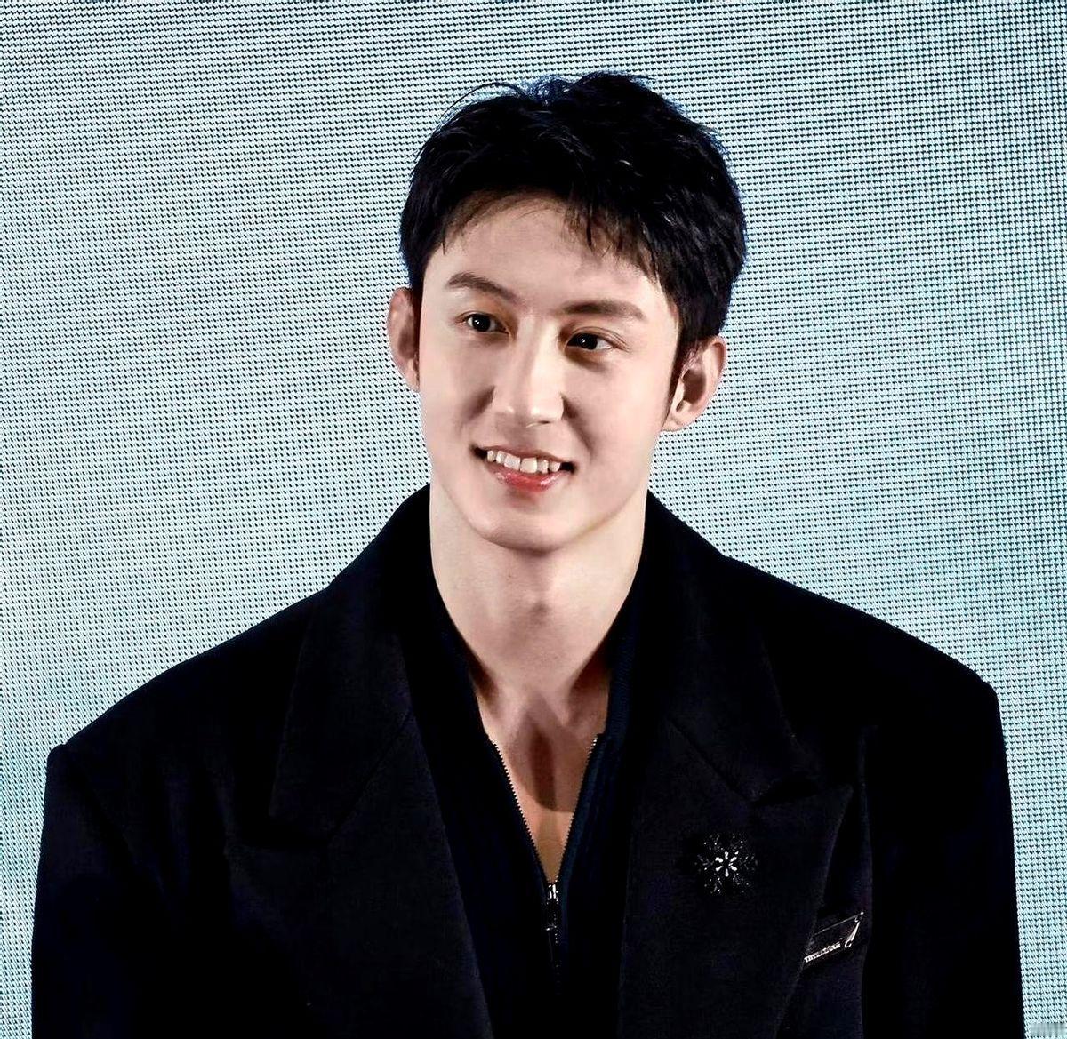 300万一张票，就为了上天体验3分钟失重？黄景瑜这波操作是真敢啊！

没错，他成