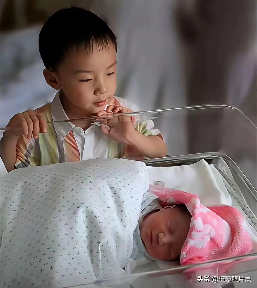 2008年8月28日，毛东东与刚刚出生的妹妹毛甜懿合影。就在65天前，他们的奶奶