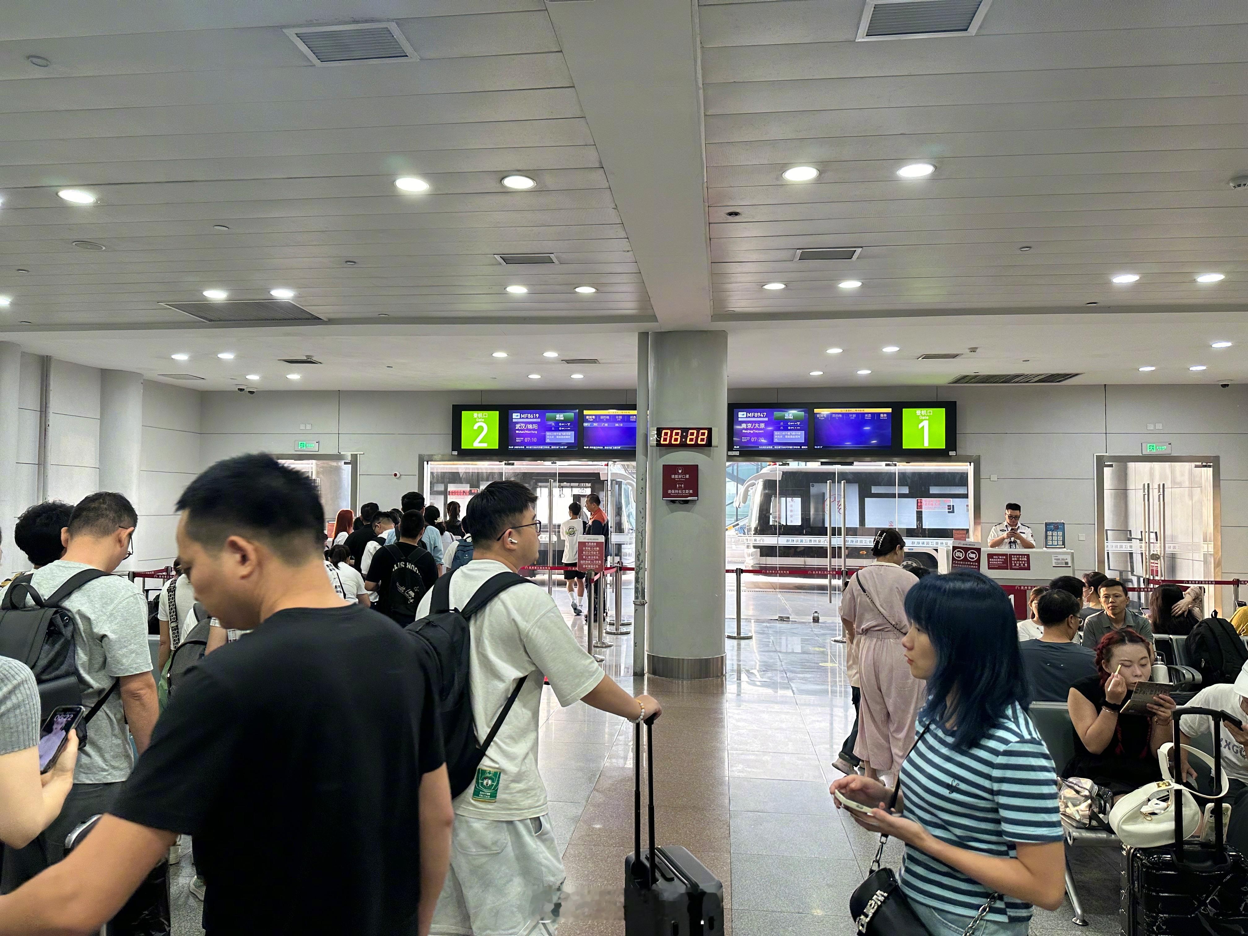 赶早班机，大家早上好 ​​​