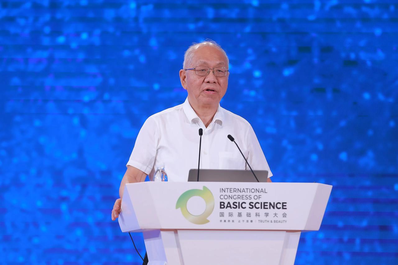 “遮羞布被扯掉了！”美籍华裔数学家丘成桐曾表示：中国数学水平比美国落后80多年，