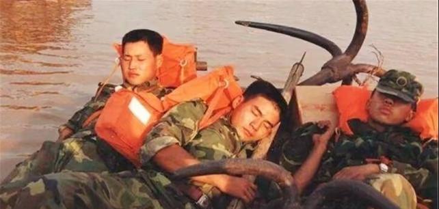 救援官兵舍小家为大家，坚守灾区无暇顾及亲人 
一名抗洪班长在洪水里转移群众时，意