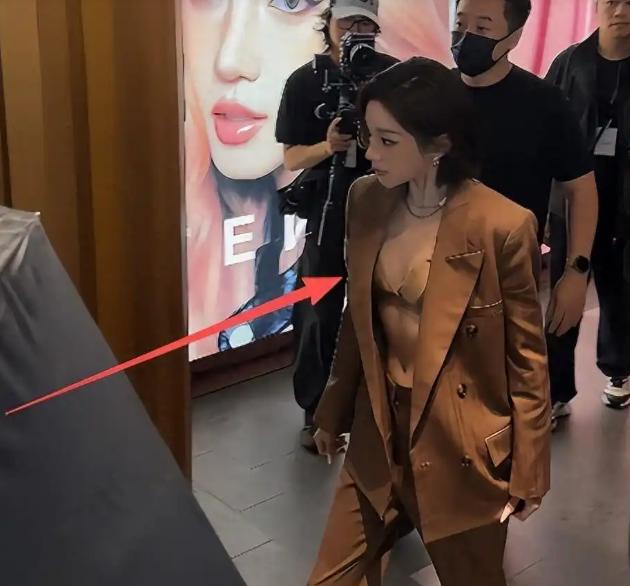 宋雨琦上海高调登场！内衣直接外穿、敞着胸口就上阵，网友怒喊：这跟没穿有啥两样？