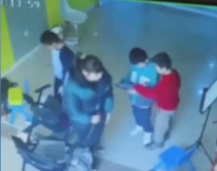 “这熊孩子坏了大事了！”山东几个音乐艺考生将价值上万元的乐器放置在培训机构的琴房