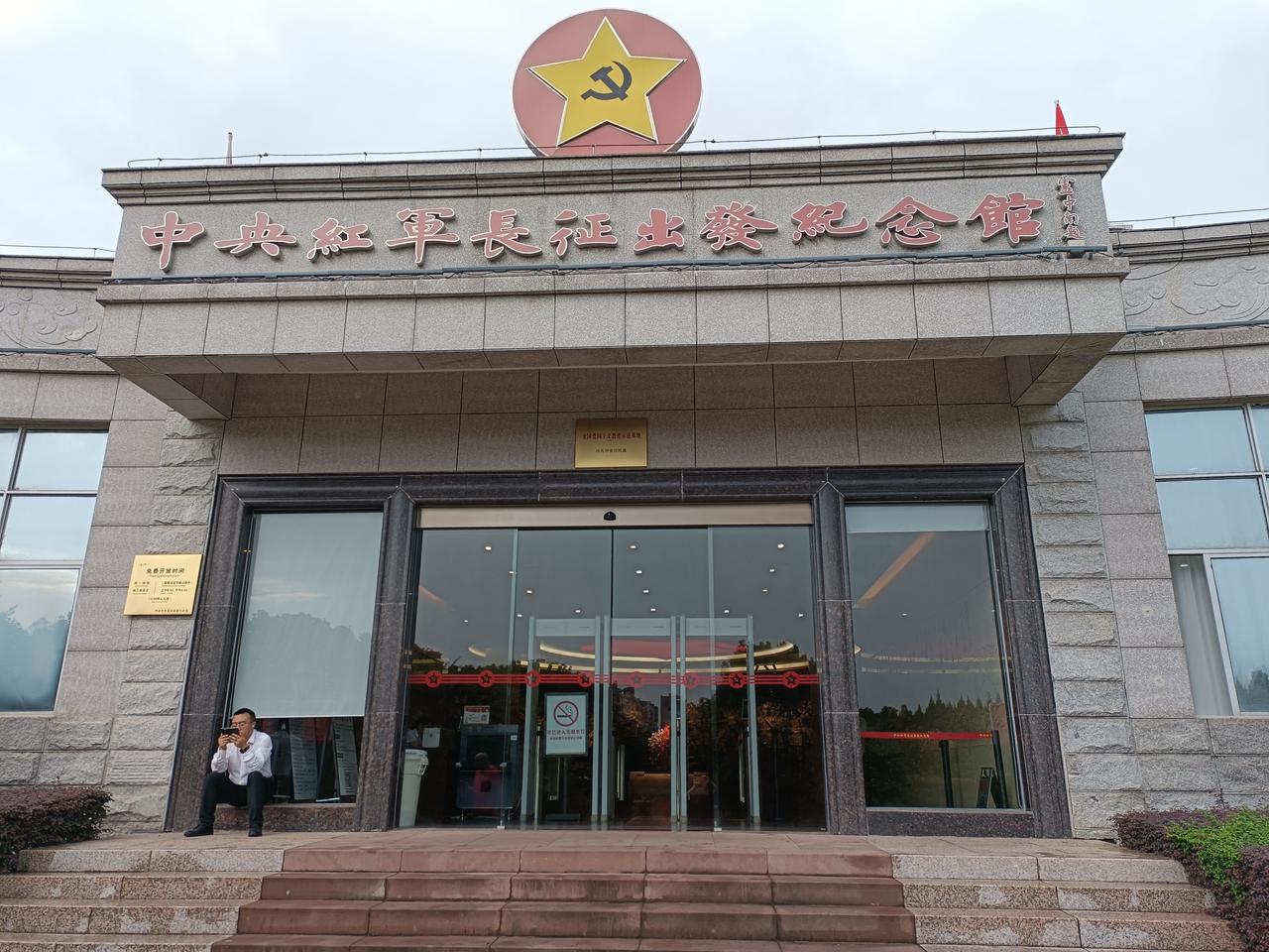 上周特意绕路去了江西于都的中央红军长征出发纪念馆，站在纪念碑底下的时候，盯着那组