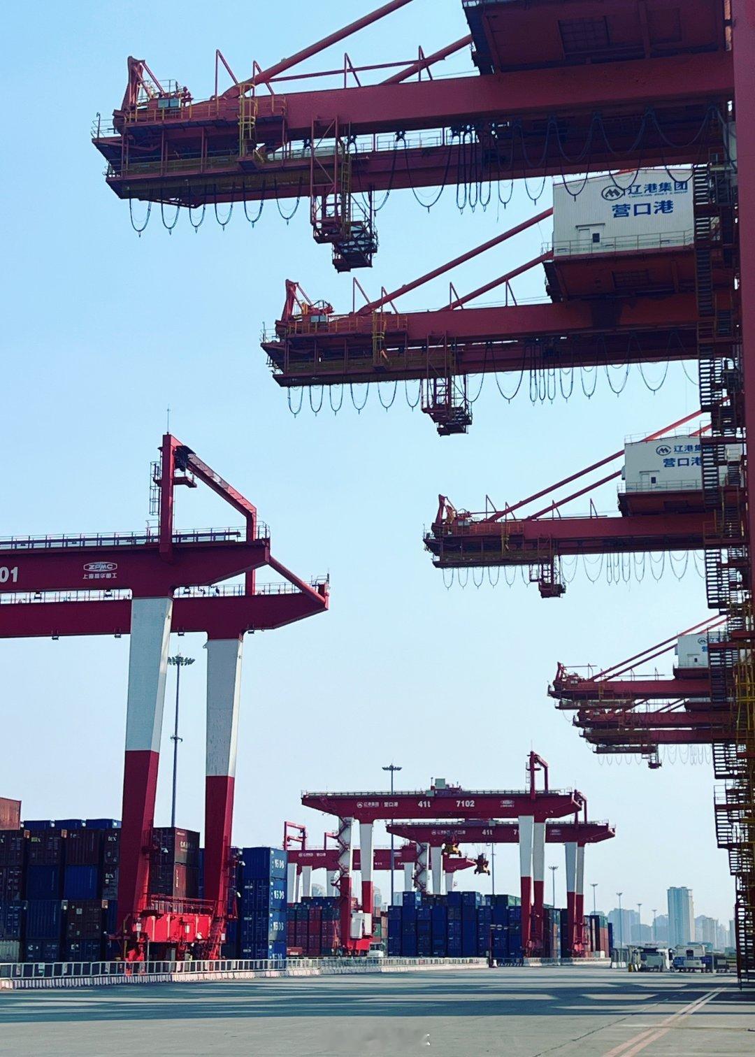 人民币升值让中美陷入两难2025年前11个月，中国贸易顺差突破1万亿美元，创下全